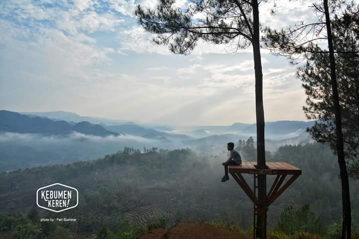 KebumenKeren's tweet photo. Asyiknya menikmati perbukitan purba Karangsambung dari Bukit Pentulu Indah. Destinasi wisata baru yg keren #Kebumen https://t.co/vXvWXq5hAu