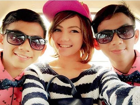 2RL_Kidholics's tweet photo. @DA2_Rizki @DA2_Ridho kece dan teteh Rina Nose cantik :D RIZKIRIDHO AT MEDAN https://t.co/mFhUdvqb8k