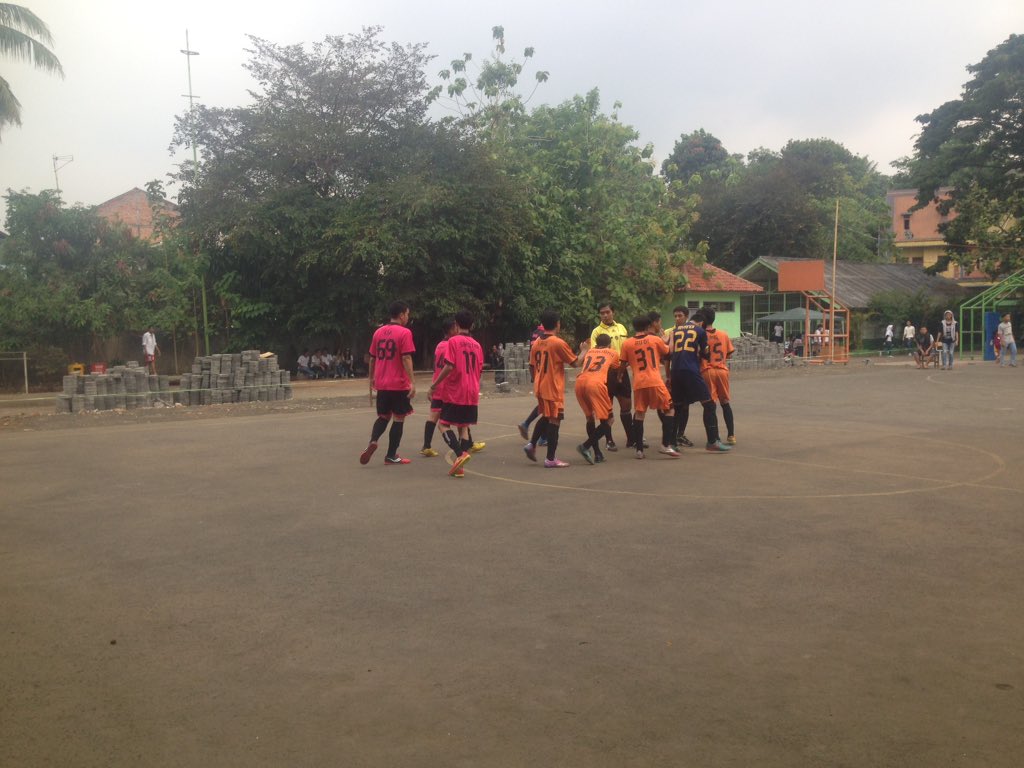 Pertandingan futsal antara sman 98 dengan sma pgri 20B sedang berlansung!! siapa yang akan menjadi pemenangnya ya?🙈🎊