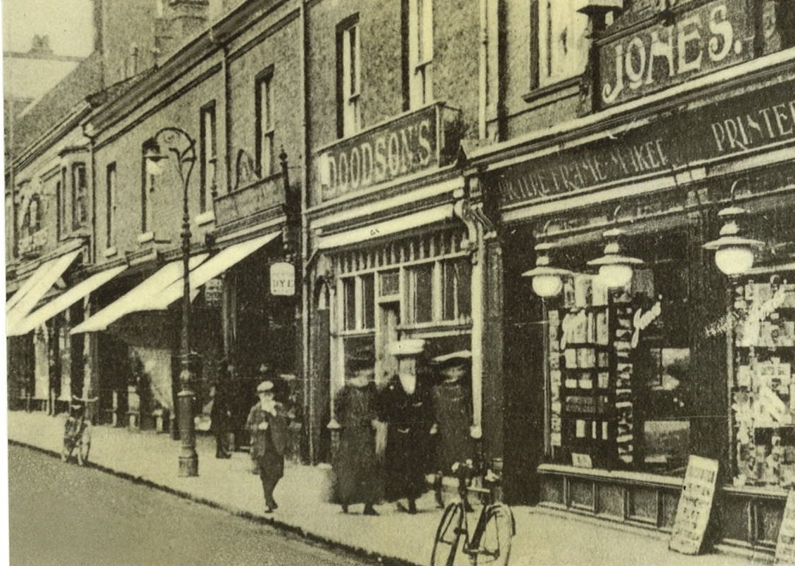 wilmslow_news's tweet photo. A look back at one of the earliest photographic images of Wilmslow's Grove Street https://t.co/hfwDJvG7iu https://t.co/DMGIkVi8Lt