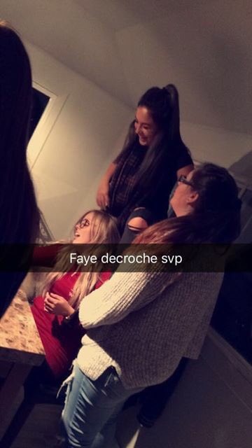 EsmeFaye's tweet photo. Pas besoins dalchool quand ta des amies folle💕 https://t.co/HEhnemfY9h