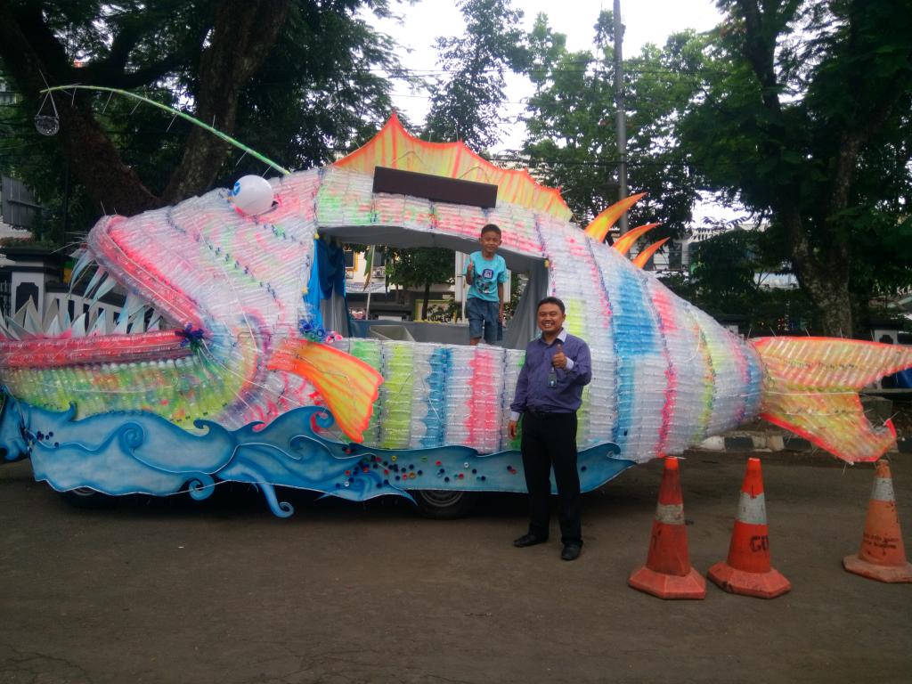 UPTPS_DLHbdg's tweet photo. 3. Fish Light tbuat dari sktr 1600 SAMPAH BOTOL BEKAS = jumlah karyawan @pdkebersihanbdg  cc @ridwankamil #BLF2015 https://t.co/hos9zi8qCH