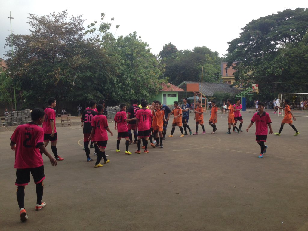 Pertandingan futsal antara SMK PGRI 20 vs SMA 98 Jakarta dimenangkan oleh SMAN 98 dgn skor 4-0. selamat😍🎉