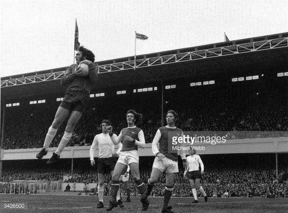 OldFootball11's tweet photo. #Arsenal v #Tottenham; #NorthLondonDerby;goalkeeper #PatJennings #AlanBall #JeffBlockley; #Highbury #ARSvTHFC. https://t.co/kiKAjAzk88