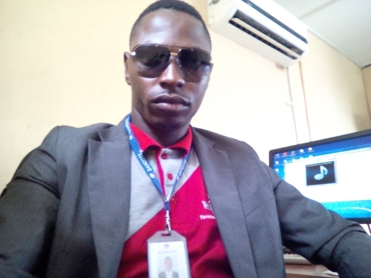 foliberry's tweet photo. Office things https://t.co/hPjkmoiwpQ