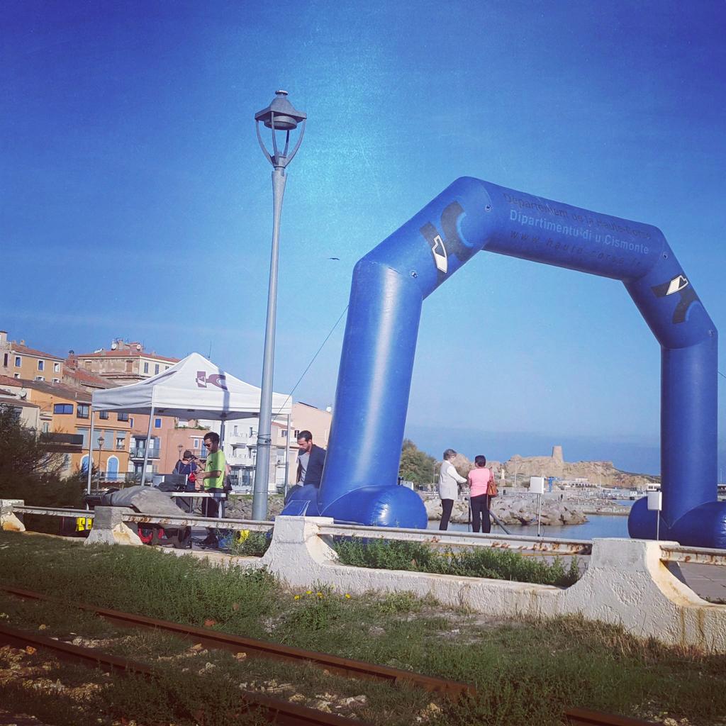 RumanuG's tweet photo. In piazza di l'Isula per a corsa di a #Balanina è a so sticciata di 21 chil per isse cuntrate balanine https://t.co/Ogk8CR7kA2