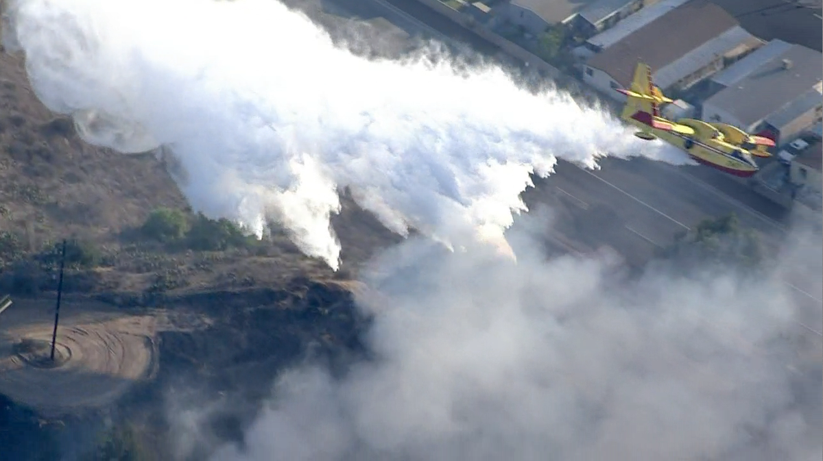 NBCLA's tweet photo. Super scoopers help battle #PrincetonFire in Moorpark https://t.co/jXATszemPk https://t.co/jXQLFLLWIC