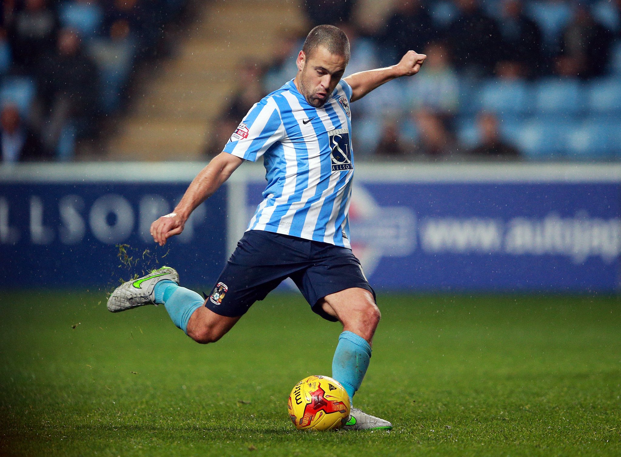 Joe Cole of and Yann Kermorgant were born on this day in 1981. Happy Birthday! 