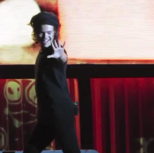 lourrysgolden's tweet photo. "hey harry, how many days until Made in the am is out? 

#5DaysUntilMITAM https://t.co/a2Bb4KKYRA