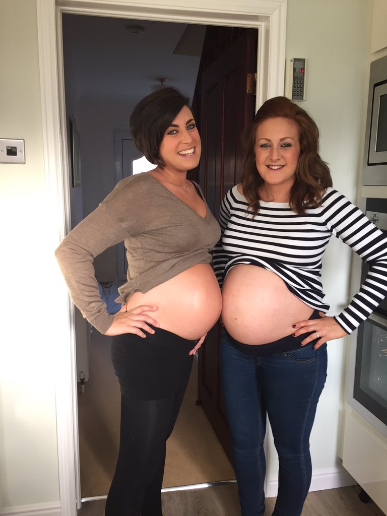 LyndseyColl's tweet image. #pregnantsisters #kissthebump😂