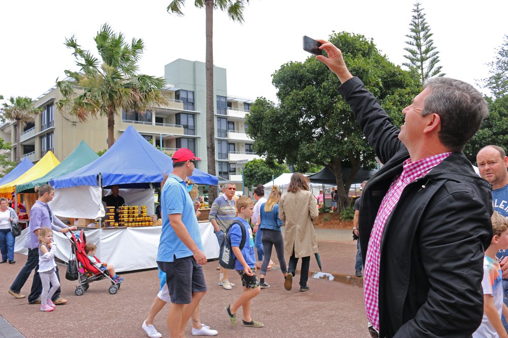 kimhonan's tweet photo. #tastingsonhastings @DaveGillespieMP snaps the crowd at the annual food and wine festival in #portmacquarie #TOH2015 https://t.co/WFBlIUT9Ls