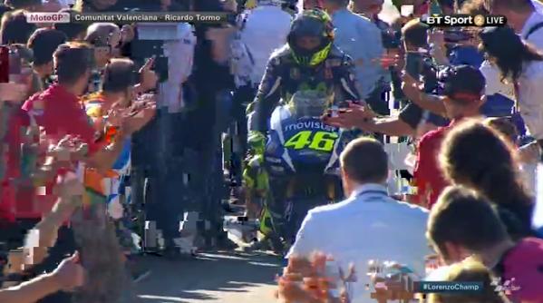 rossistas's tweet photo. Emocionante el pasillo a .@ValeYellow46 en el pitlane. Sempre con te Vale! #iostoconvale #ForzaVale https://t.co/NN28gw9Roq