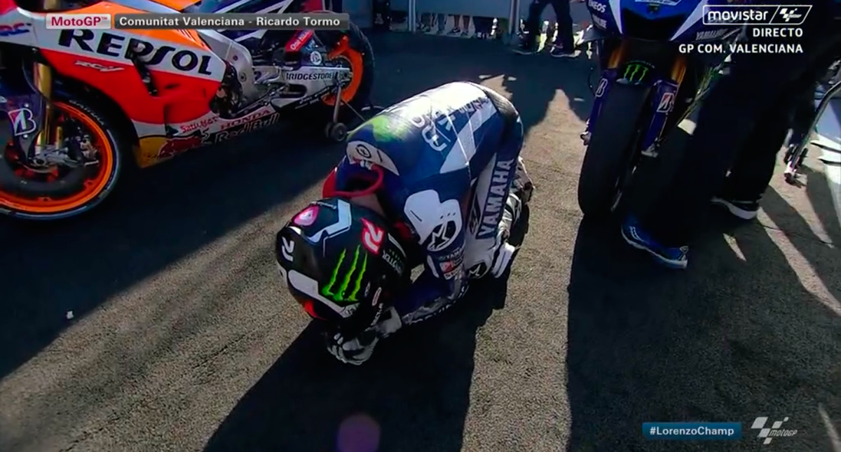 movistar_motogp's tweet photo. La emoción que derrumba al campeón. Lágrimas que son testigo del sufrimiento para alcanzar la gloria #TheGrandFinale https://t.co/dvDO6VVd6T