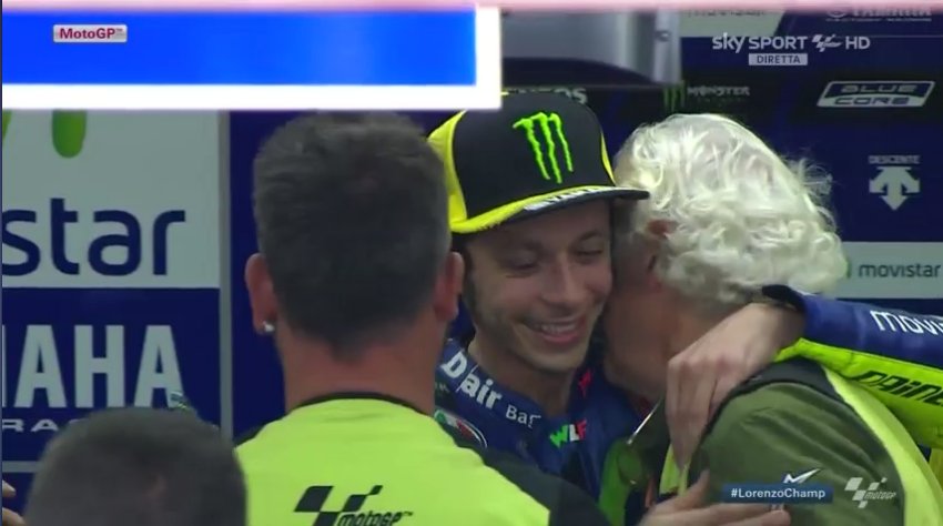 SkySportMotoGP's tweet photo. .@ValeYellow46 dopo una stagione esaltantissima va nel box a ringraziare il suo team! #GrazieVale #SkyMotori https://t.co/59xHLsxQX7
