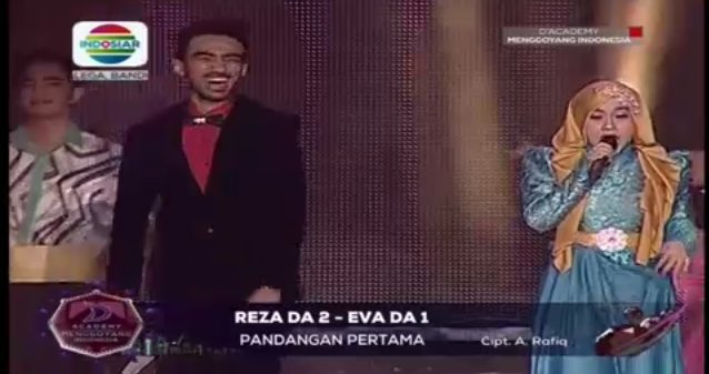 Indosiar's tweet photo. Pandangan pertama @DA2_Reza berjumpa dengan Eva di panggung #DAMI2015 https://t.co/qtDbeYANqf