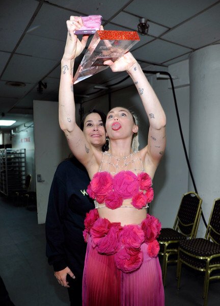 MileysHippiez's tweet photo. But first #lemmetakeaselfie #LGBT #VanguardAwards https://t.co/VJ5JnW52fE