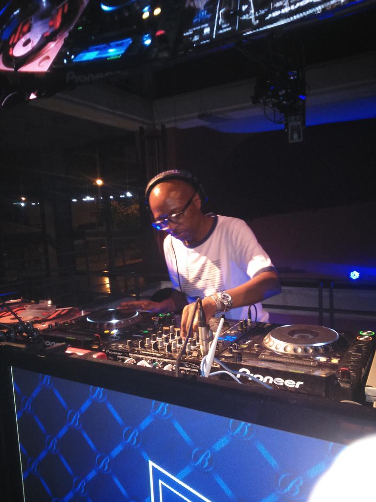houzmates's tweet photo. @VinnyDaVinci last nite you made my month man big up to you & everyone who made that gig possible #StayTrueSessions https://t.co/ZSExQWHwCZ