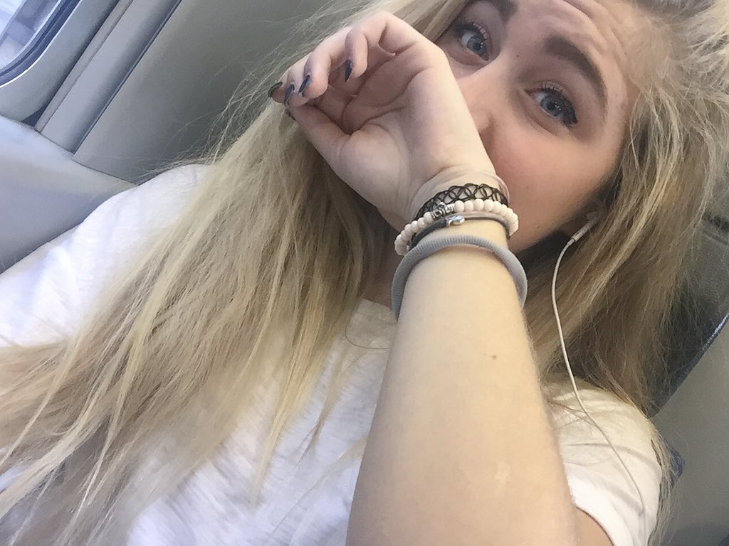 sofia_viscardi's tweet photo. Una ragazza sul treno mi ha appena regalato un braccialetto rosa. 💕🙊 https://t.co/ruyp8u4iON
