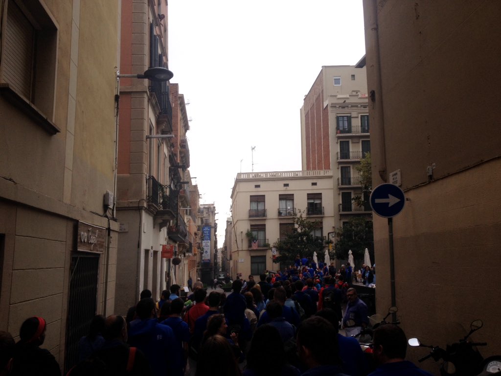 OrgullBlau's tweet photo. Riuada de gent cap a l'actuació #CollaoRes @cvg_cat https://t.co/F7CH8BbOkj