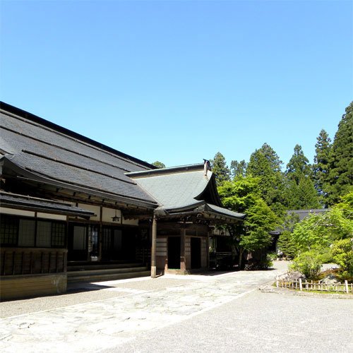 MavisShade's tweet photo. 高���山　持明院
高野山の中心部あり、観光に便利。庭園に囲まれた落ち着ける宿坊です。
https://t.co/08JAVVjef1 https://t.co/Yn0mPHaLX6