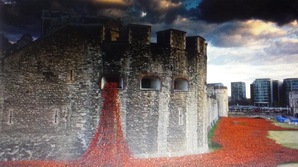 EstelleLovatt's tweet photo. #RememberanceSunday @tompiperdesign @PaulCumminsMBE #DavidDownes @gofigurative #poppies (&amp; monet :-) nr argenteuil) https://t.co/NIOOlQ1OLQ