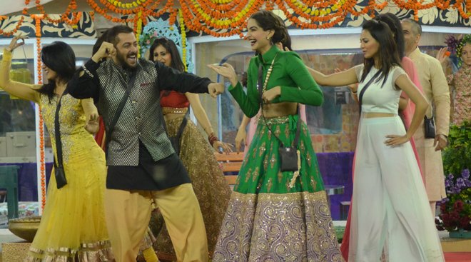 ieEntertainment's tweet photo. PHOTOS: @BeingSalmanKhan, @sonamakapoor celebrate Diwali with ‘Bigg Boss’ contestants

https://t.co/XEc3S82m8m https://t.co/pY6VBrWfZt
