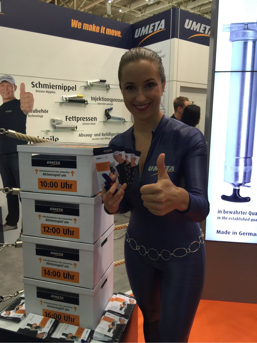UmetaDE's tweet photo. Das UMETA Girl feuert euch beim Fettpumpen an! Preise gibt es - und natürlich die neue #VarioStar #Agritechnica2015 https://t.co/M5OemcK0ZF