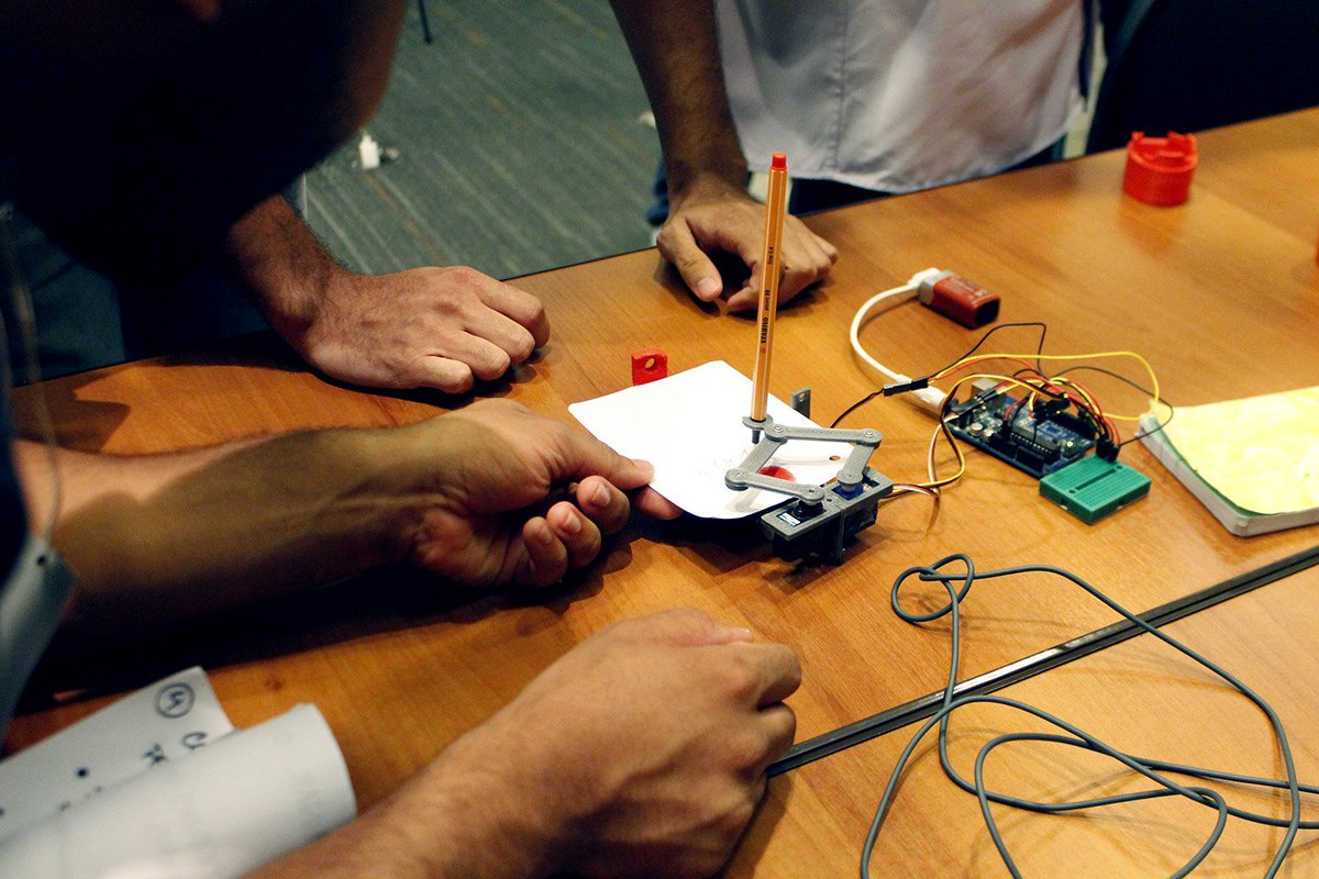 MJVInnovationBR's tweet photo. Sabia que é possível programar uma caneta para escrever sozinha? #DigitalHW #IoT #makersgonnamake #hackathon https://t.co/CRkdVf60cK