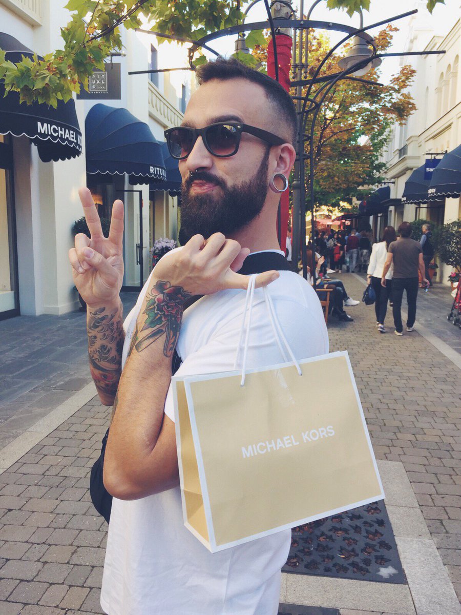 Sr_Zeta's tweet photo. HOLA BEBEEEEES, ayer estuve de súper compris. Siempre Smile, nunca dramas. ARRON DE GÜORL!! ✌🏻💋💰🍑🍌⭐️😍 https://t.co/UnOyoUsIZG
