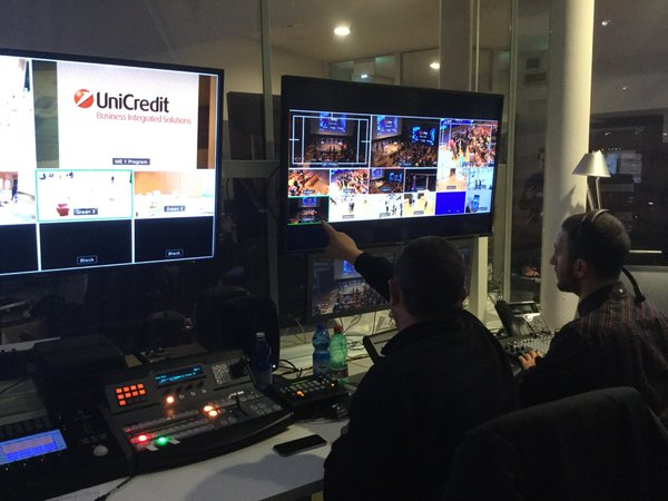 Claudio_Zucca's tweet photo. RT @Andrea_Radic: La cabina di regia di #Appathon2015 @UniCredit_PR... https://t.co/nVfji6TQT9 https://t.co/Gie2QYBmrY