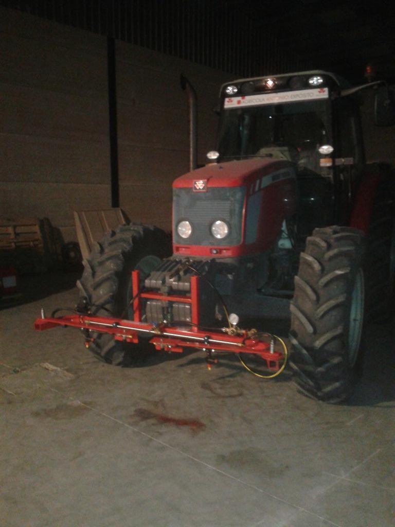 turbocerrillo's tweet photo. @MF_Spain preparando las barras de herbicida en mi MF5460 https://t.co/ZjQgQiokKf