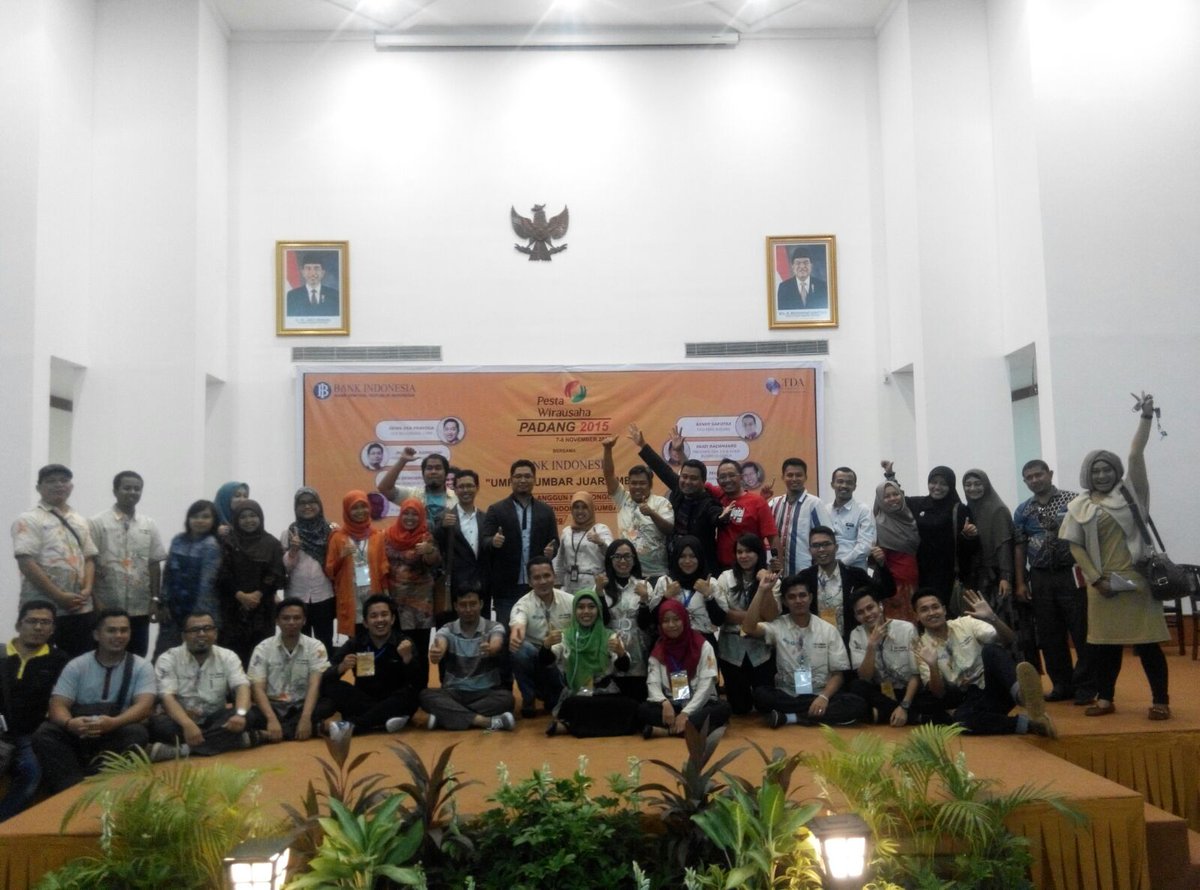 Foto bersama seluruh panitia dan narasumber #PWTDAPadang di Aula Anggun Nan Tongga KPw BI Sumbar