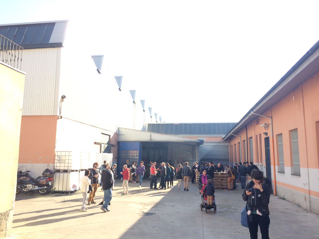 lambratedesign's tweet photo. Secondo giorno di Eat Market in via Ventura 14 #lambrate #milano #streetfood #fleafood #Italy #expo the day after https://t.co/SN0EeICvFD