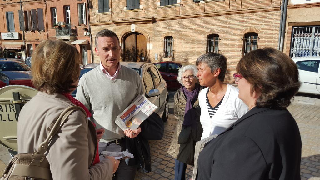 Tractage à Villemur avec <a href="/CavagnacH/">hugo cavagnac</a> <a href="/elispouchelon/">Elisabeth Pouchelon</a> <a href="/clodech/">CBC</a> #AvecReynié #lesrepublicains