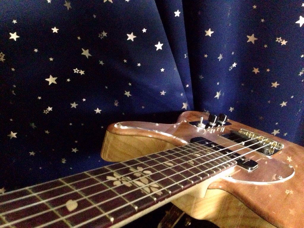 uni_mafumafu's tweet photo. 和風の曲を書いているので、桜で作ったギターを買いました˟.˚❀
桜の模様がとてもかわいいテレキャスター  ライブにも持っていこーっ('ω')三( ε:)三(,ω,)三(:3 ) https://t.co/AObVal1e7p