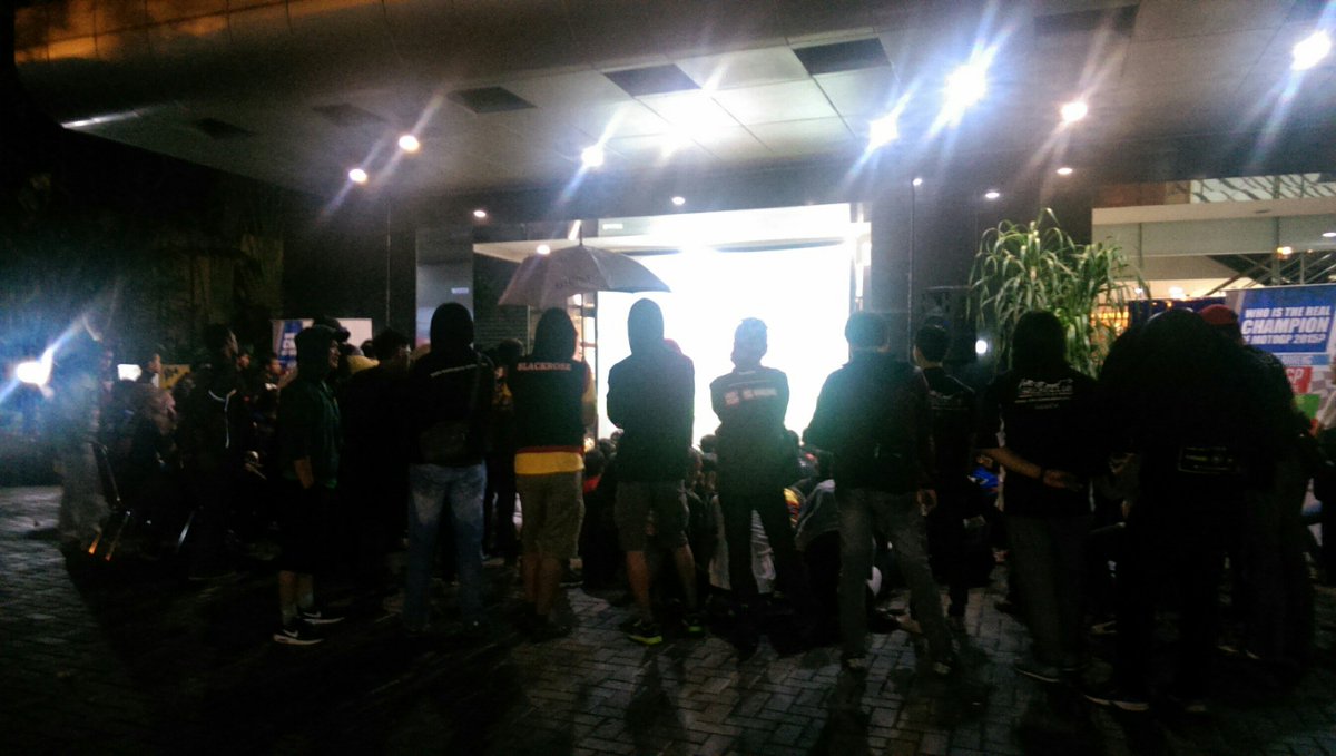 Anggiezeze's tweet photo. Suasana #mplusnobargpvalencia ramai walaupun gerimis ,,,, @motorplusweekly @KawaharaRacing @kvisiontv https://t.co/qG1KASvrCi