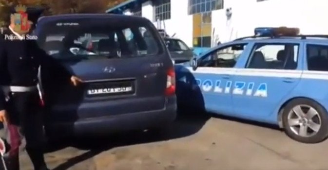 VIDEO - Trucco per non farsi multare: ecco come hanno oscurato la targa... - bit.ly/1L4p3Wo