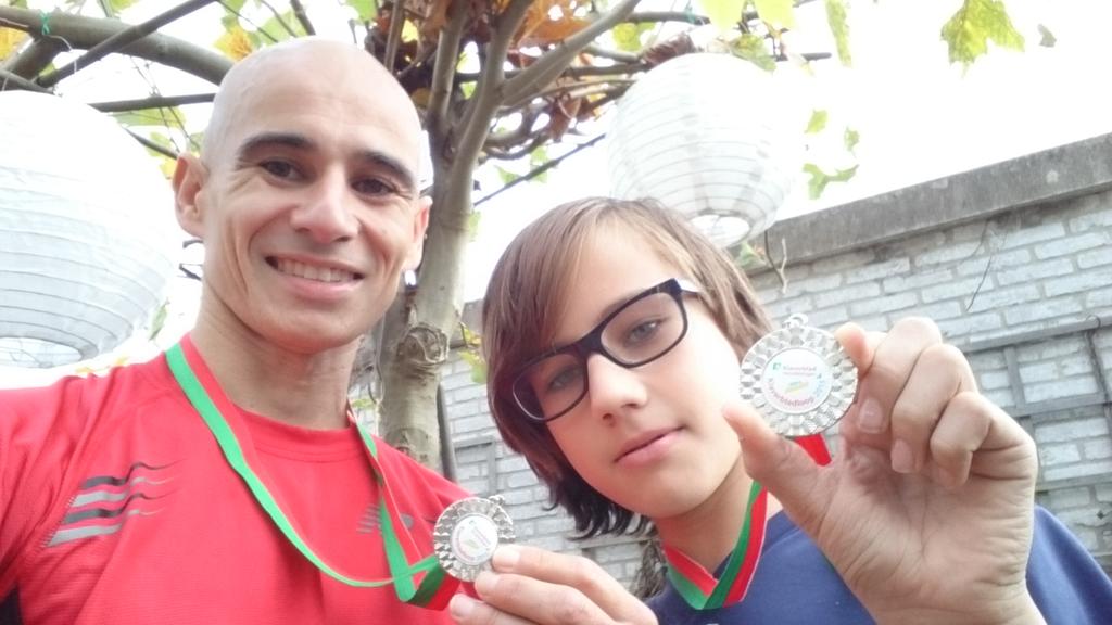 MikeBruce74's tweet photo. Vader & zoon na een mooie loop @ARVIlion #klaverbladloop 15km & 1km https://t.co/dG51MmHmB3