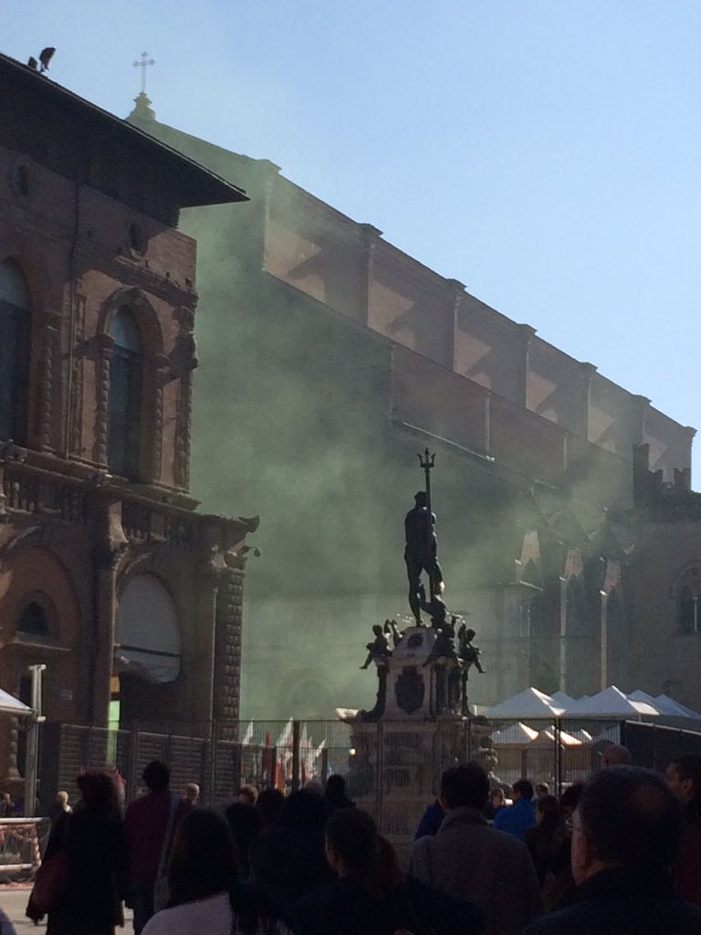 FscoCoschignano's tweet photo. Il puzzo ed il fetore leghista che si diffonde (purtroppo) in piazza Maggiore! #fateschifo #ignorantiqualunquisti https://t.co/Ryd5ngaYjx