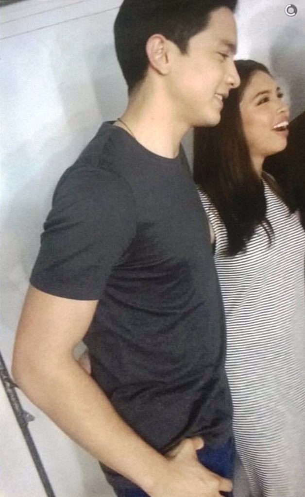 takemetodotph's tweet image. Snapchat update of @Valeentawak hays! Hindi na naman ata ako makatulog #MaGMAhalanTayoNgayongPasko #kmjs10