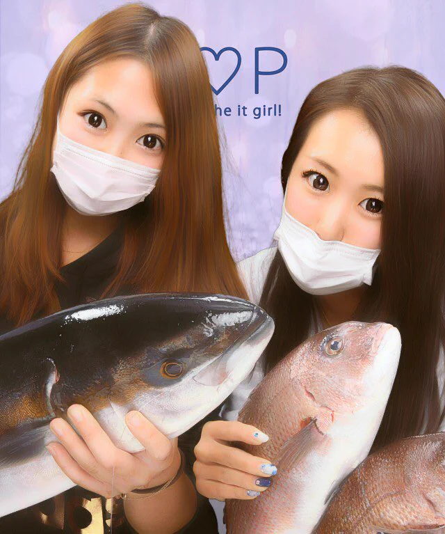 新鮮ピチピチの魚と一緒にプリクラに映るギャル達‼