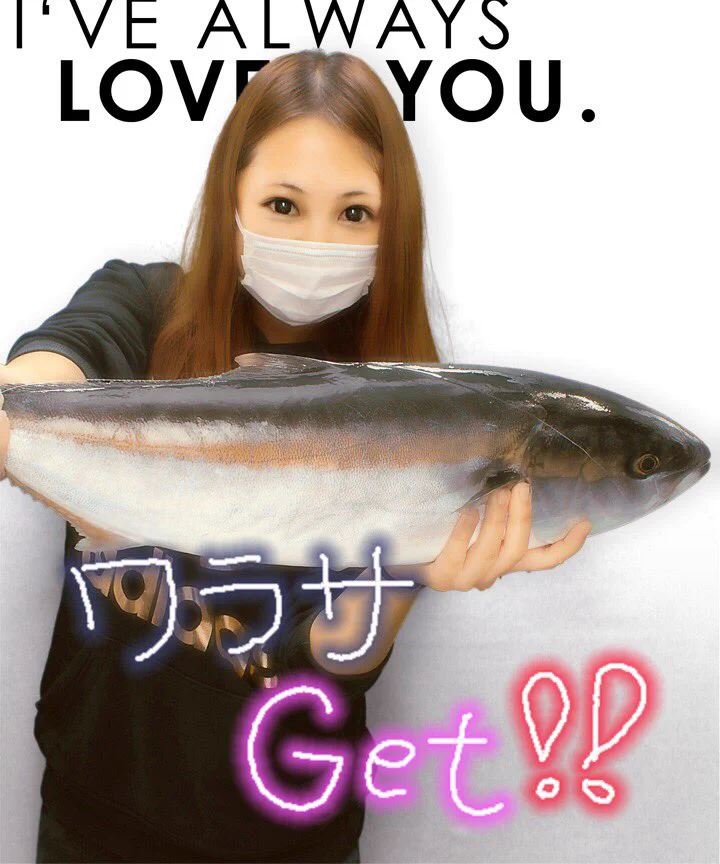 新鮮ピチピチの魚と一緒にプリクラに映るギャル達‼