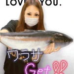 新鮮ピチピチの魚と一緒にプリクラに映るギャル達‼