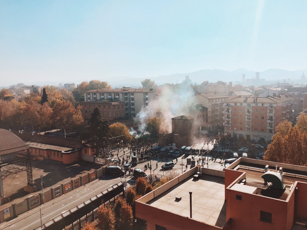 Owlage's tweet photo. Se non mi scortava un carabiniere io in casa non potevo manco salirci comunque. #salvini #bologna #imbecilli https://t.co/Ff6kthlF3Q