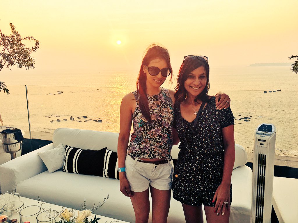 MissMalini's tweet photo. #Epic sundow! #butterevents #sunsetbombay @harpreetbaweja @meseemajaswal @acquinpais @monajuneja75 @mr_ballantines https://t.co/XXrjPLKG3h