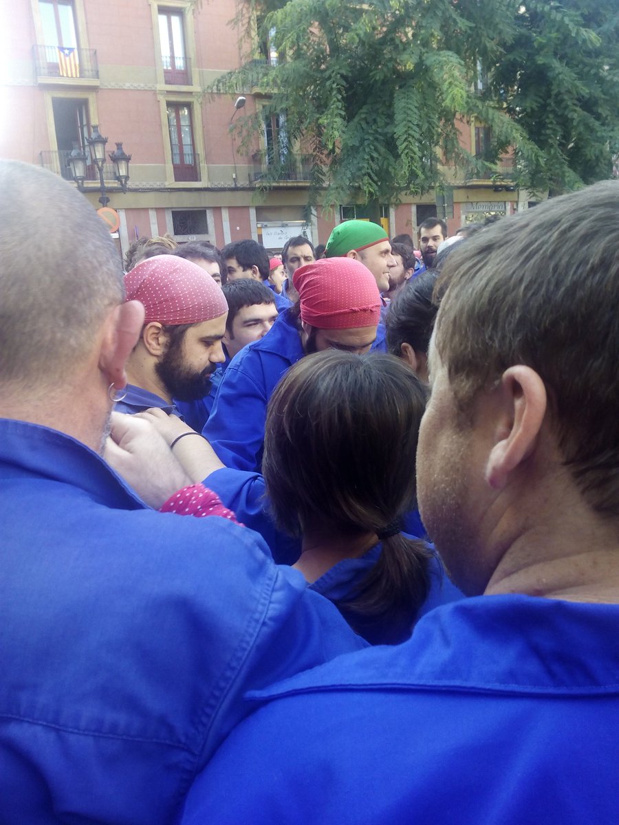 rogeramigo's tweet photo. M'ha pillat la @martadunach  :-p jo que mai miro el mobil #DiadaCVG #CollaoRes 4d9f https://t.co/YqZ8trdawb