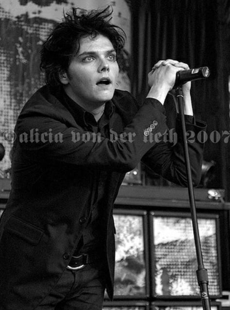 mychempedoreact's tweet photo. Quando hai davanti a te un meraviglioso primo piano del culo di Frank Iero https://t.co/Ghx0G4kIkQ