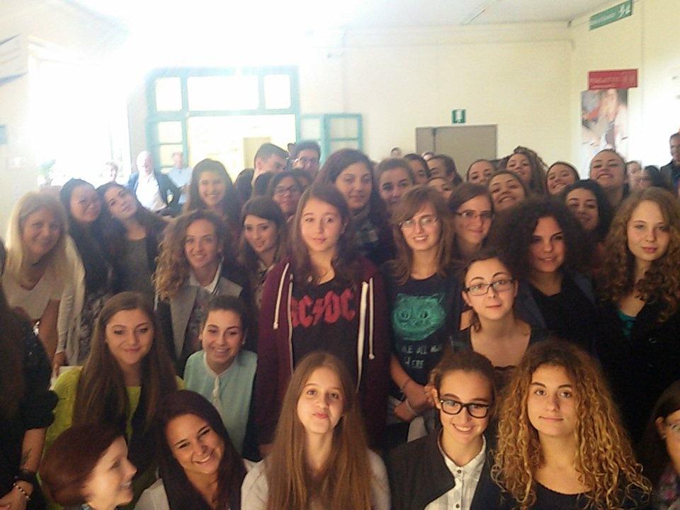 Rosy_FMDigitale's tweet image. Tutte insieme per lo scatto finale di #codingirls @fmdigitale @CStajano @MirtaMichilli @Valentina_fmd