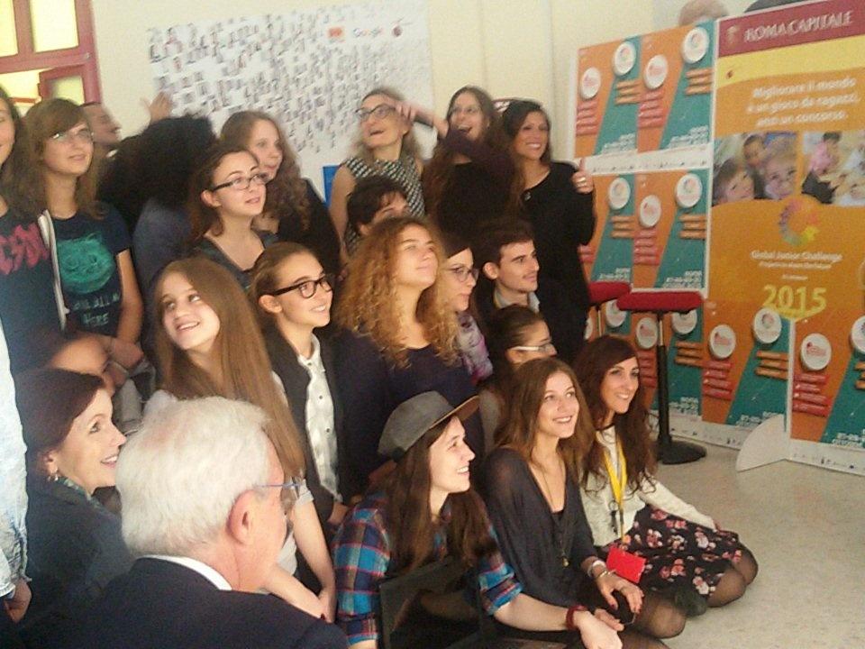 Rosy_FMDigitale's tweet image. Tutte insieme per lo scatto finale di #codingirls @fmdigitale @CStajano @MirtaMichilli @Valentina_fmd