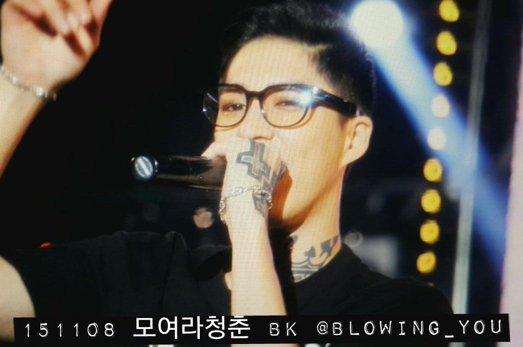 blowing_you's tweet photo. [PREVIEW] 151108 모여라청춘 BK
AFOS_BK #AFOS #BK#아���스 #모여라청춘 #��경 #비오는데안경 #김묻었네요 #잘생김 https://t.co/Wc2d3XxfY6